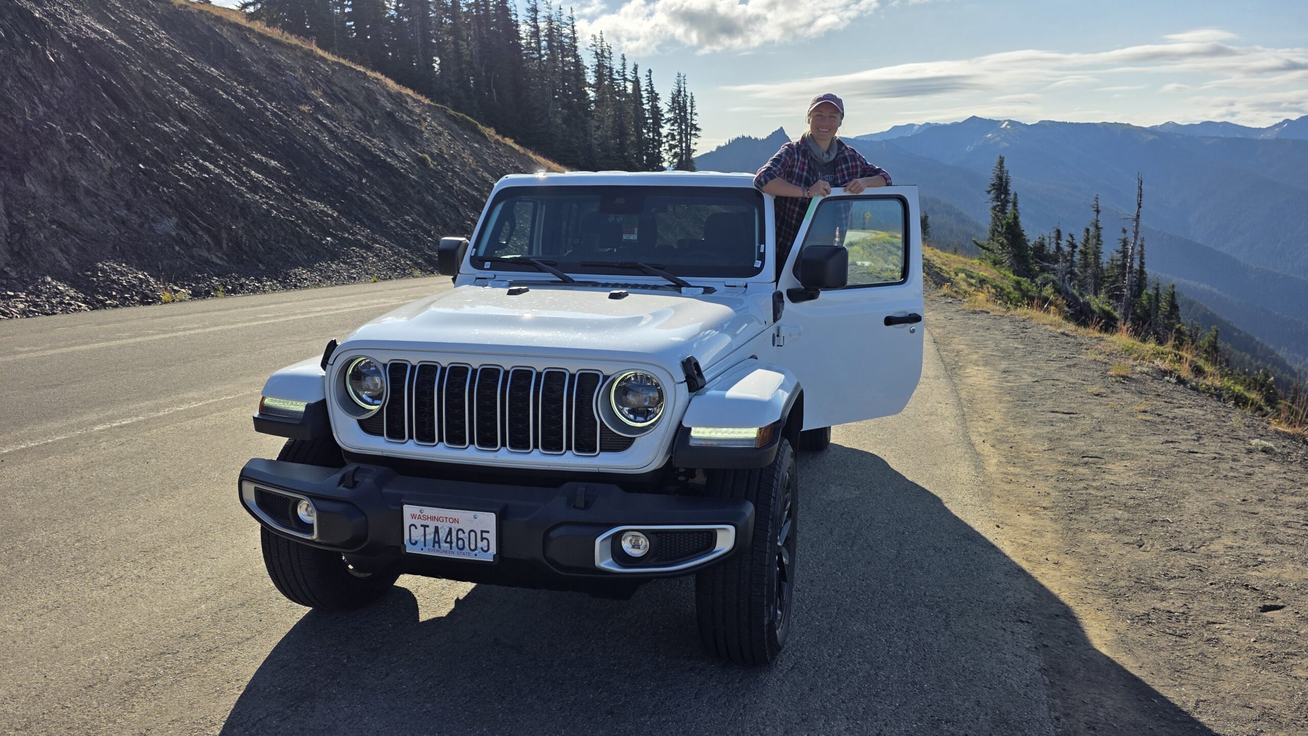 Widok z samochodu podczas drogi przez Olympic National Park w kierunku Hurricane Ridge – malownicza trasa przez góry i lasy