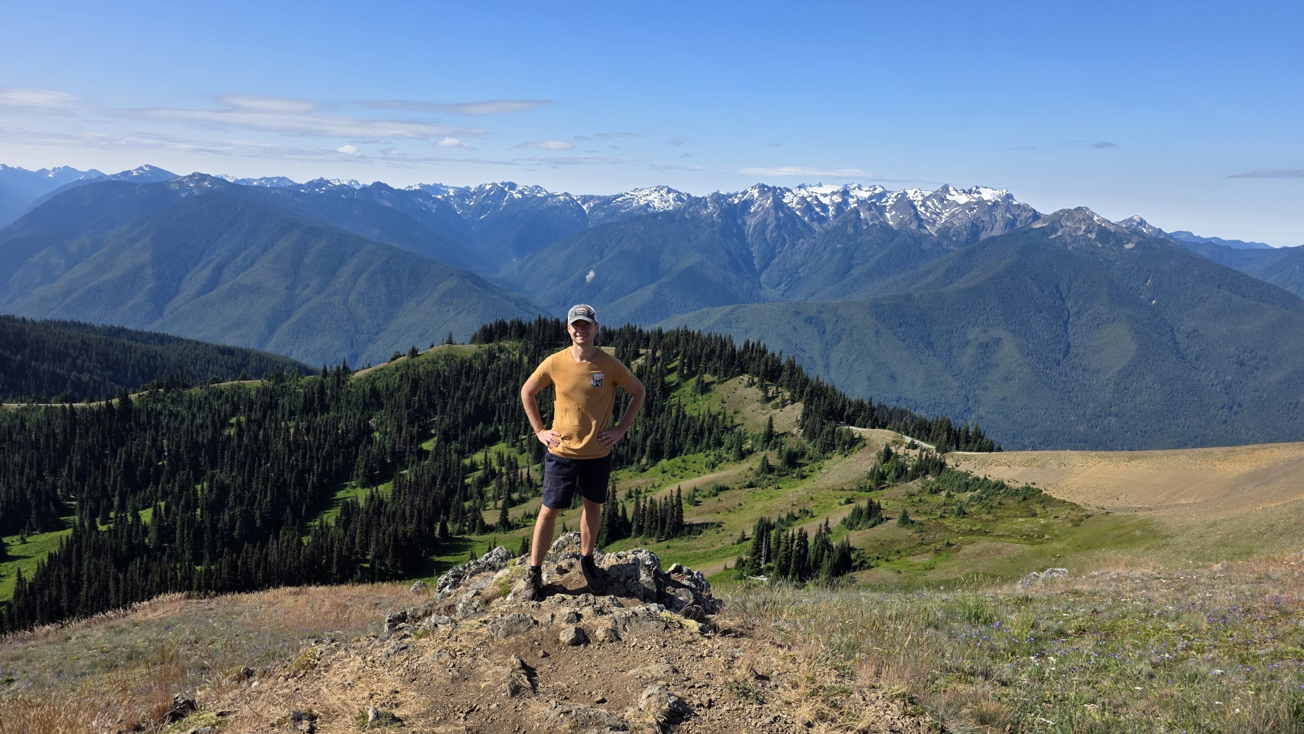 Panoramiczny widok na góry z Hurricane Ridge w Olympic National Park – mój mąż podziwiający zapierający dech w piersiach krajobraz