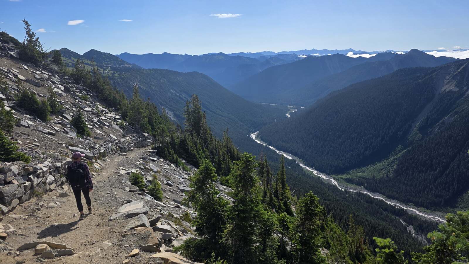 Schodząc ze szlaku Burroughs Mountain Loop Trail w Mount Rainier NP – widok na rzekę i panoramę gór w tle, ja idąca w stronę parkingu Sunrise