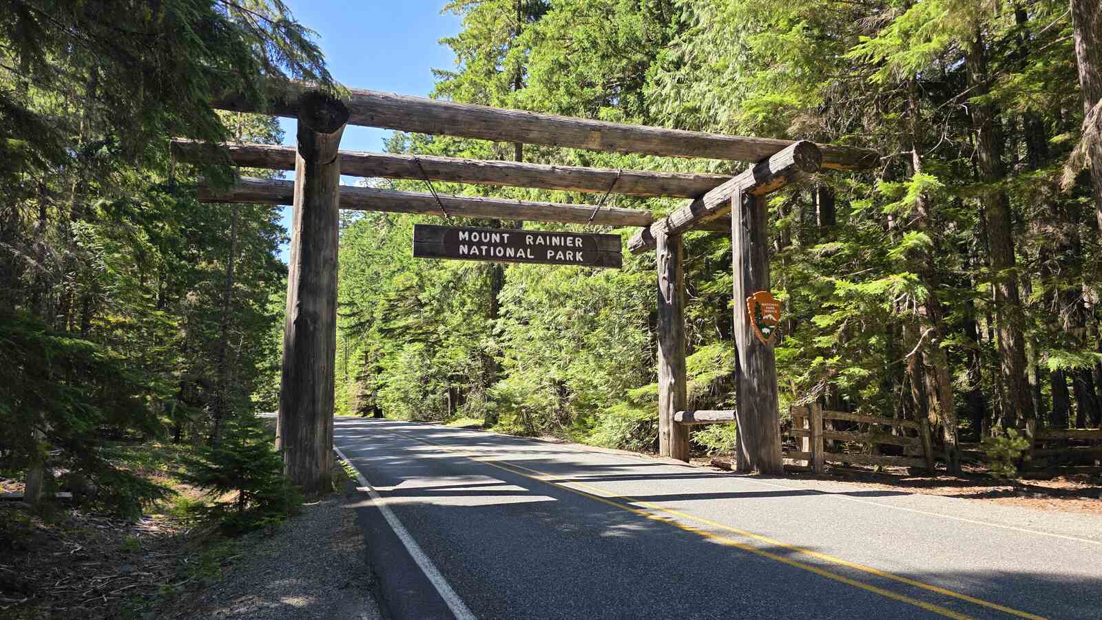 Tablica powitalna przy wjeździe do Mount Rainier National Park – początek naszej przygody w jednym z najpiękniejszych parków narodowych USA