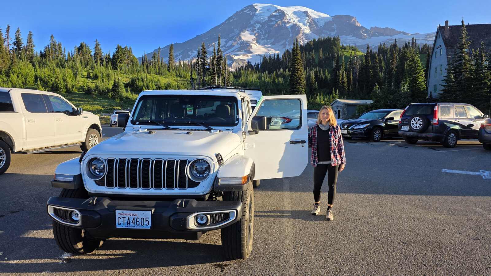 Paradise w Mount Rainier National Park – ja stojąca przy samochodzie na parkingu, gotowa na pieszą przygodę w górach