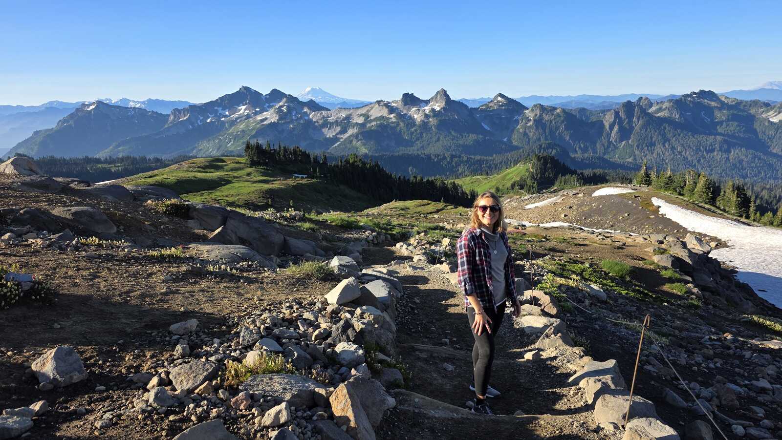 Widok ze szlaku Skyline Loop Trail w Mount Rainier National Park – ja na szlaku z panoramą majestatycznych gór w tle