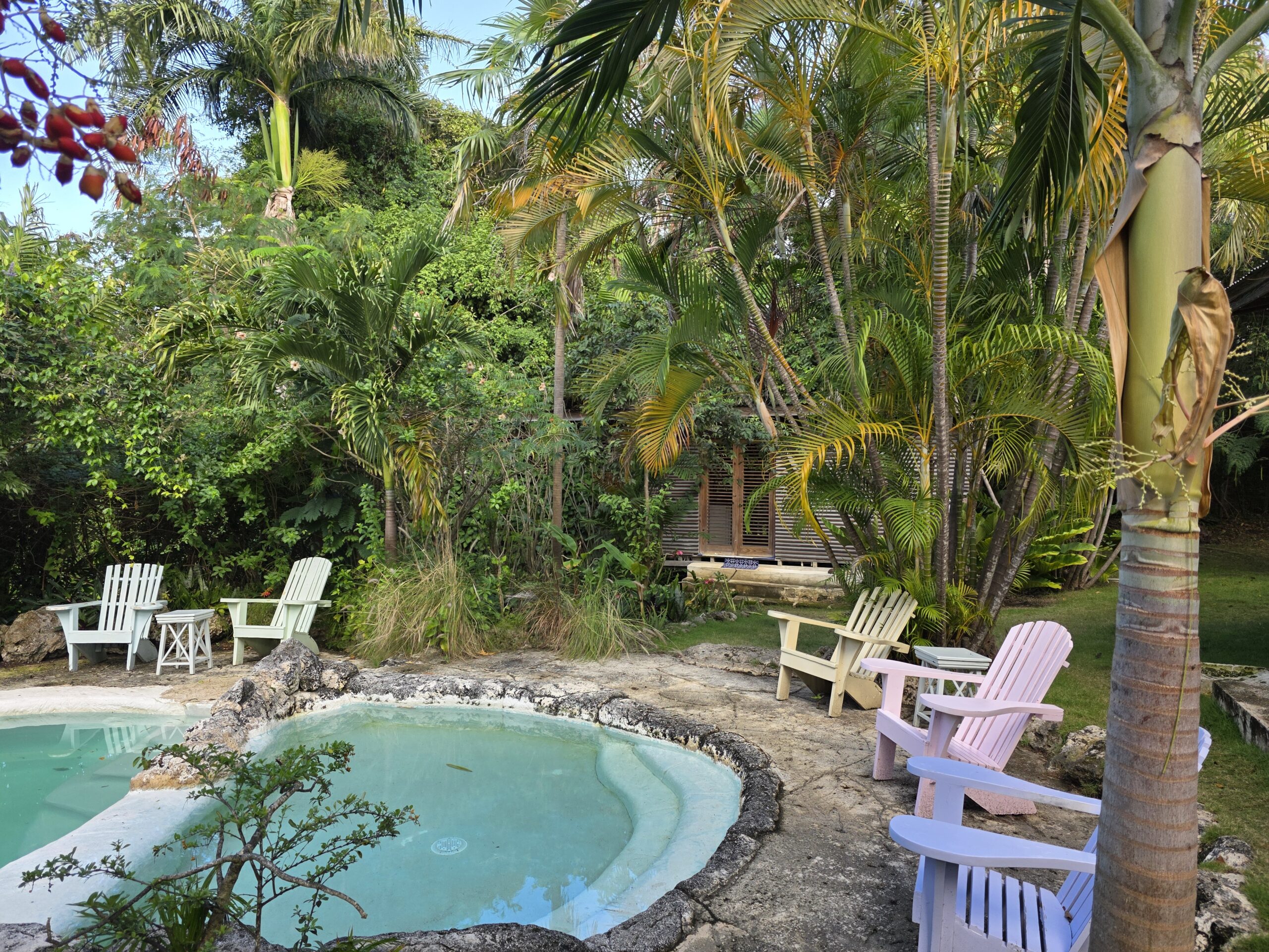Basen i taras kwatery Oughterson Plantation na Barbadosie